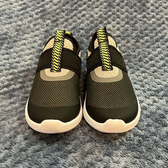 Easy slip on light weight sneaker for boys! Perfect for summer! - Picture 2 of 7